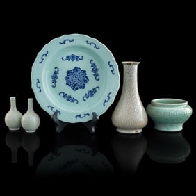 Five Chinese assorted porcelain items, 18th/19th century