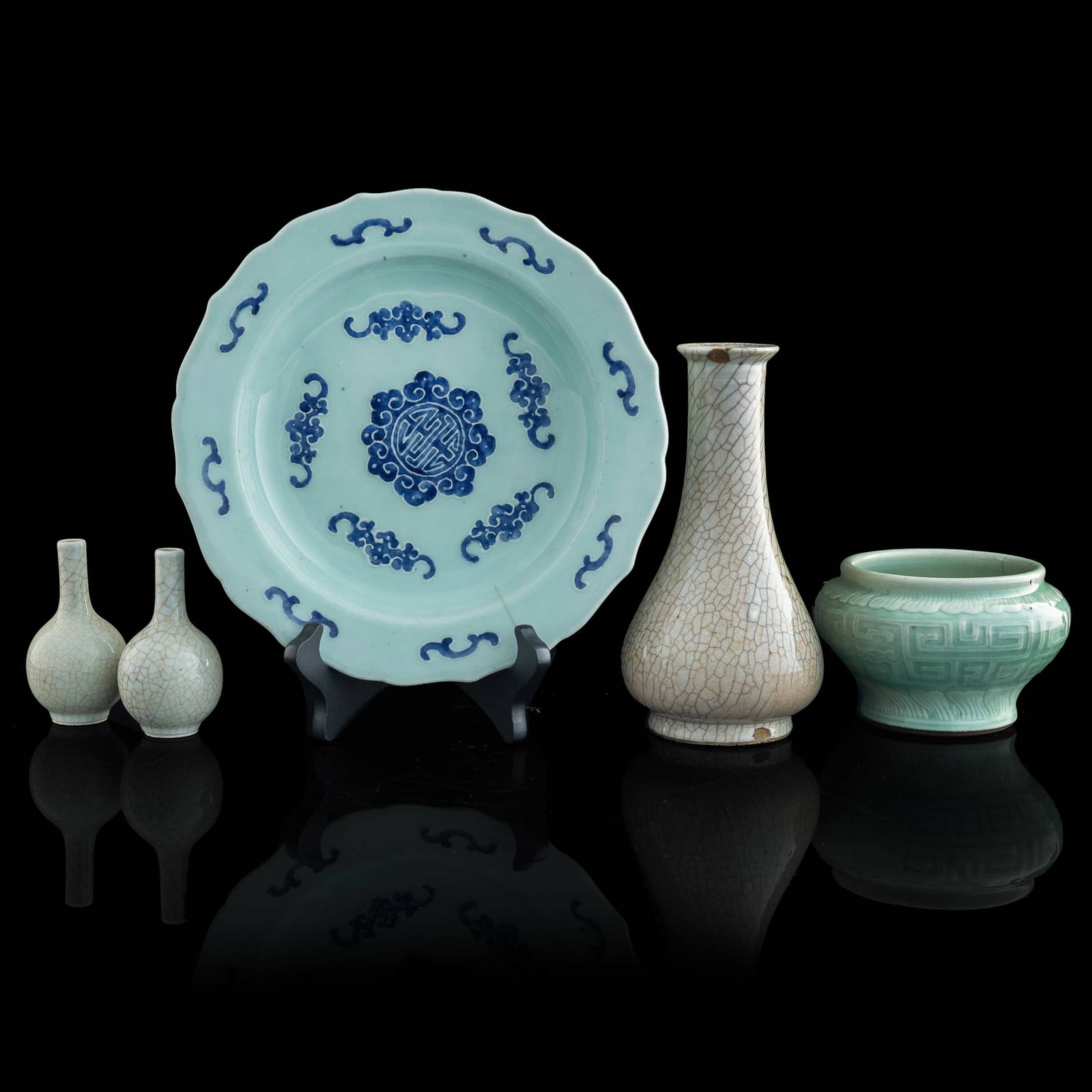 Five Chinese assorted porcelain items, 18th/19th century