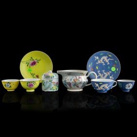 Eight Chinese famille rose items, late 19th century/early 20th century