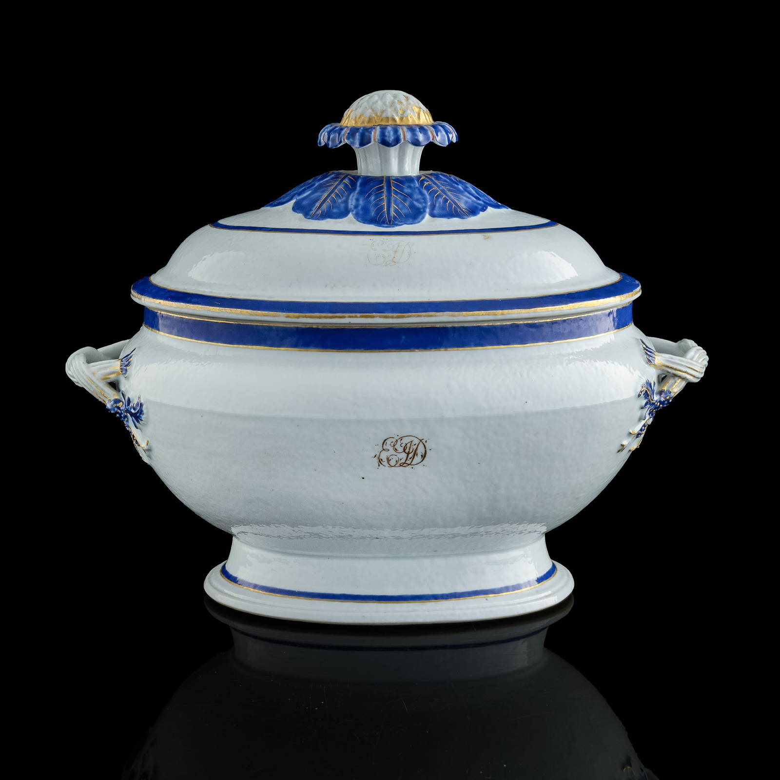 A Chinese export gilt and blue enamel jar, early 19th century