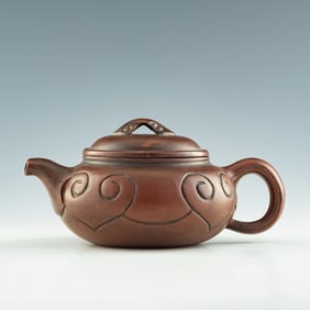 A Chinese Yixing zisha teapot, by Wang Shigeng (b. 1922)
