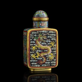 A Chinese cloisonné snuff bottle with dragon design, Republic period
