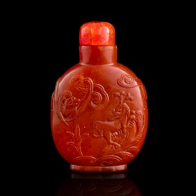 A Chinese carved amber 'beast' snuff bottle, 18th century