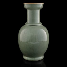 A Chinese ge-type glazed flared-rim vase, early 19th century