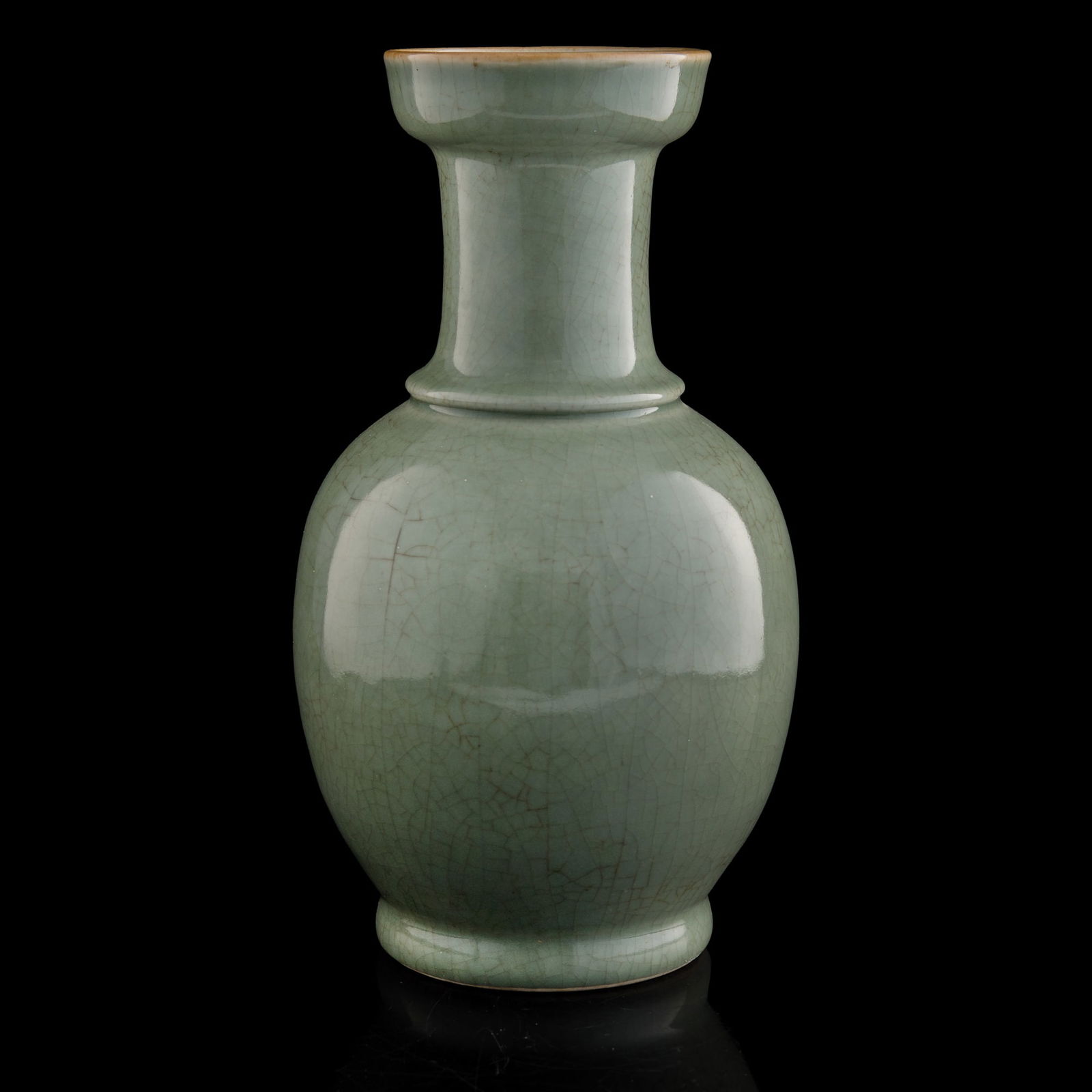 A Chinese ge-type glazed flared-rim vase, early 19th century (1 of 8)