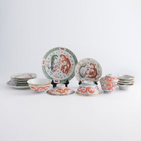 Fifteen Chinese famille rose porcelains, Qing dynasty/Republic period
