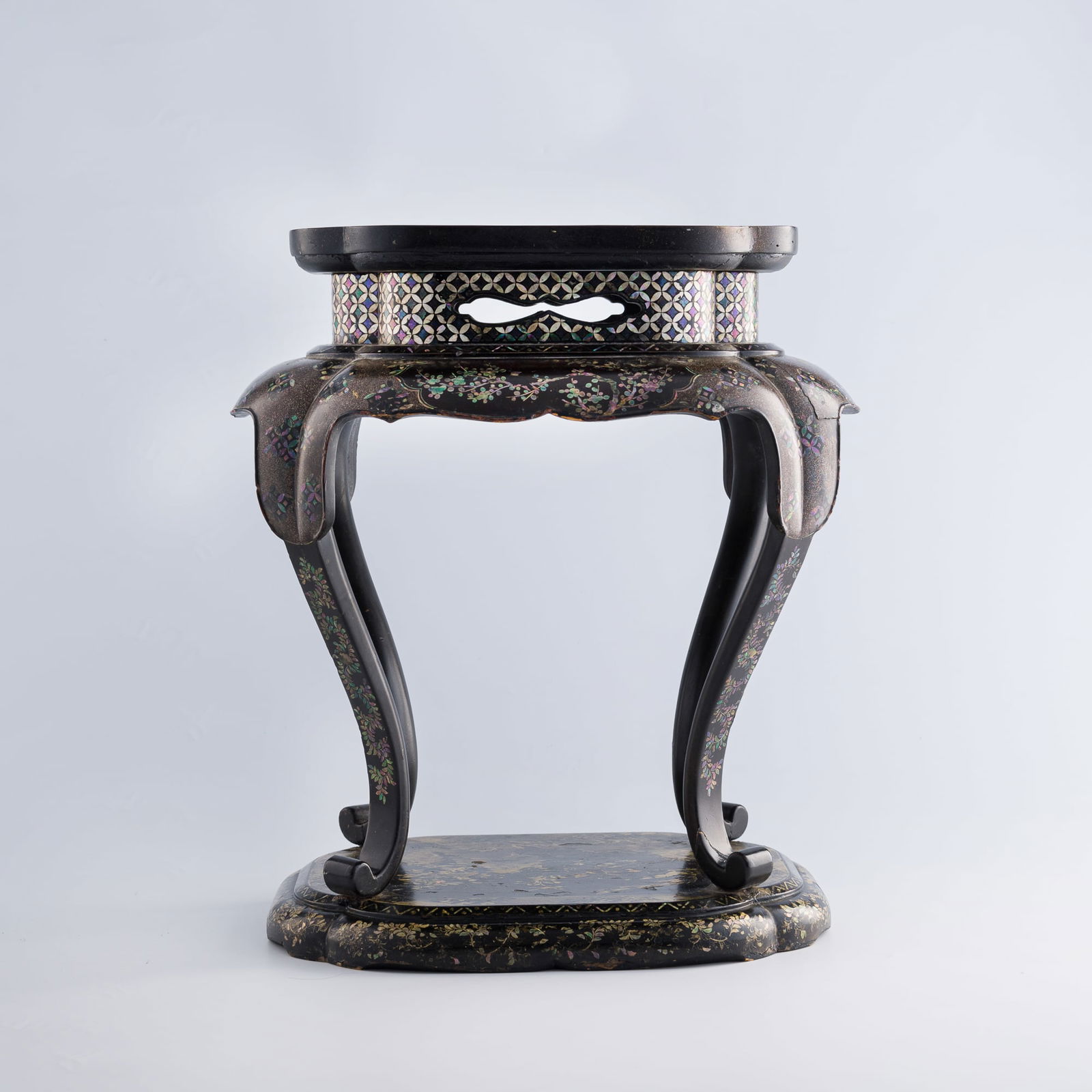 A Chinese black lacquer stand with mother-of-pearl inlay, early Qing dynasty (1 of 9)