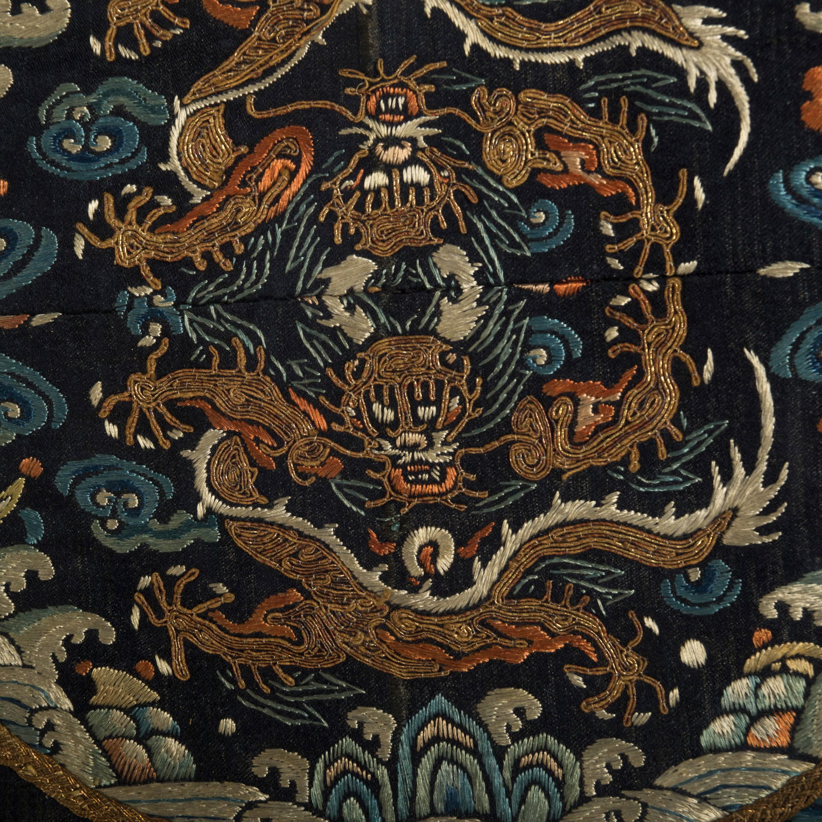 A Chinese 'dragon' roundel, 19th century - 3