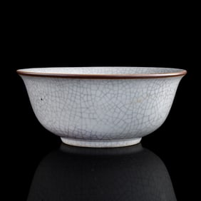 A Chinese ge-glazed bowl, late 19th century