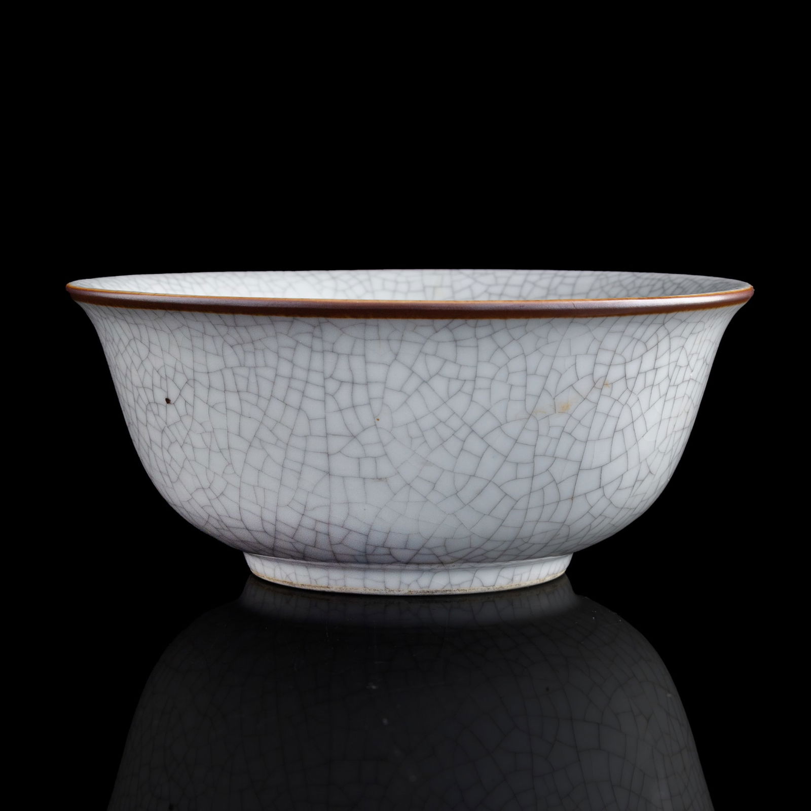 A Chinese ge-glazed bowl, late 19th century (1 of 7)
