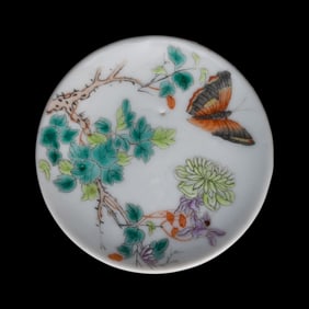 A Chinese famille rose 'butterfly' snuff dish, Qing dynasty