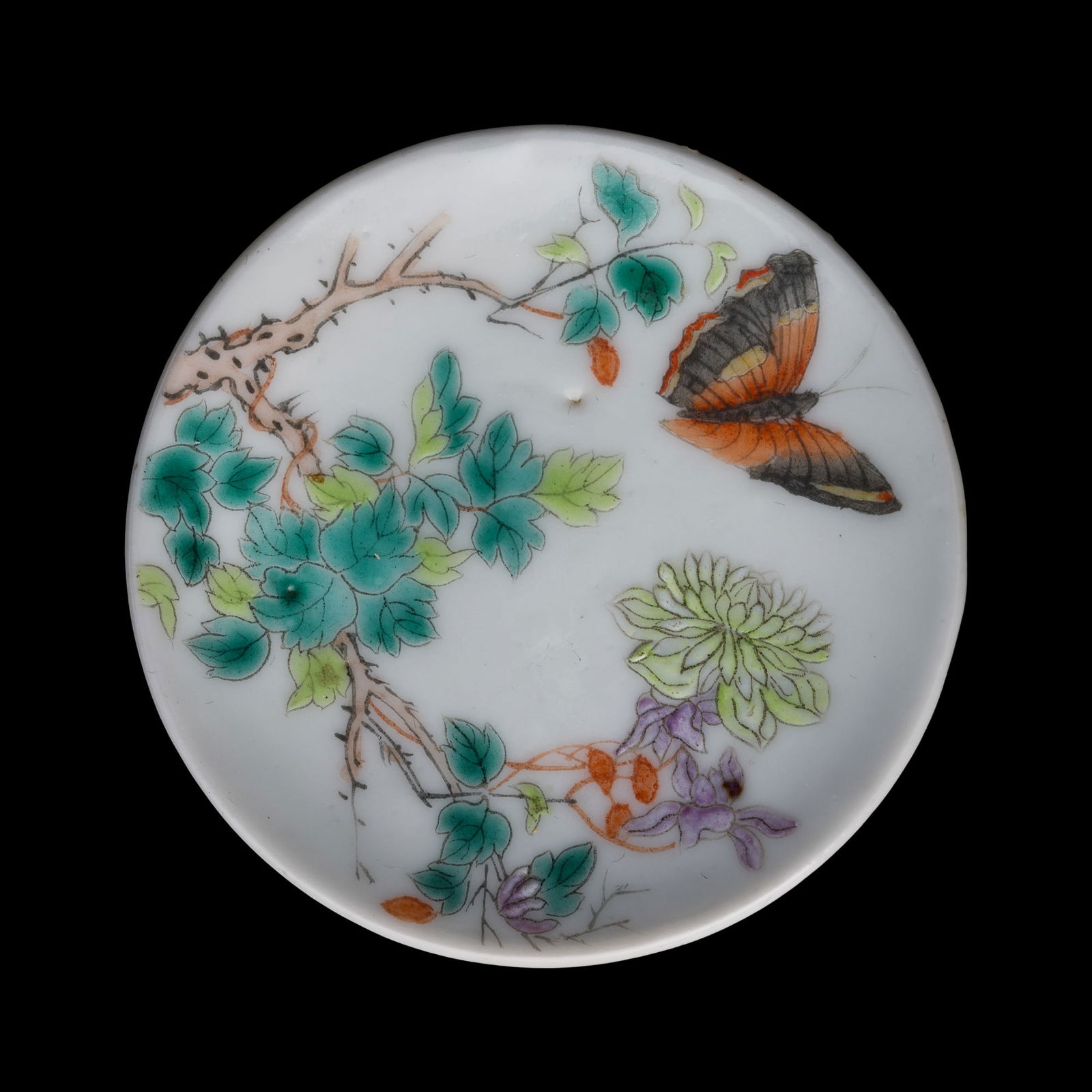 A Chinese famille rose 'butterfly' snuff dish, Qing dynasty (1 of 3)