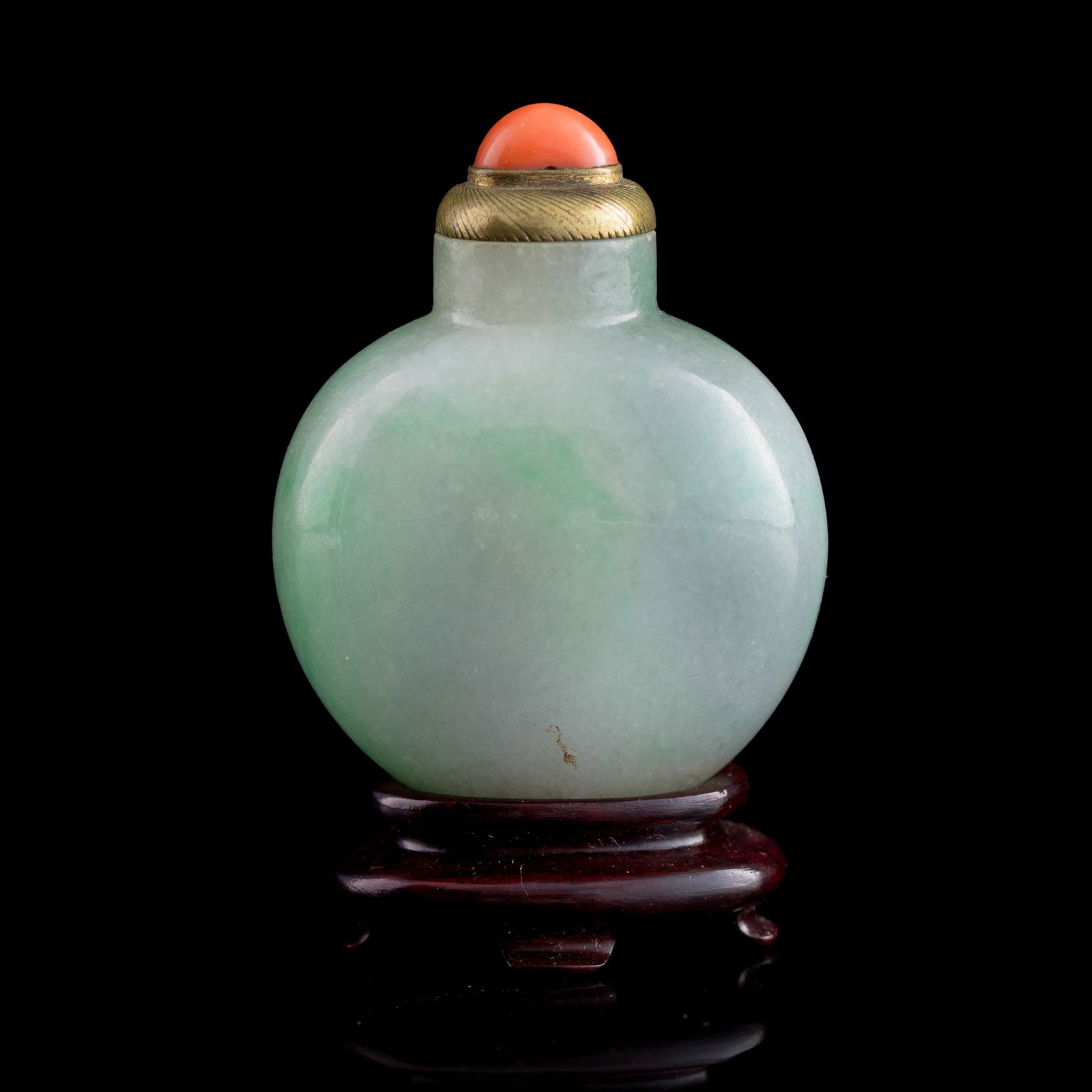 A Chinese jadeite snuff bottle, 19th century (1 of 7)