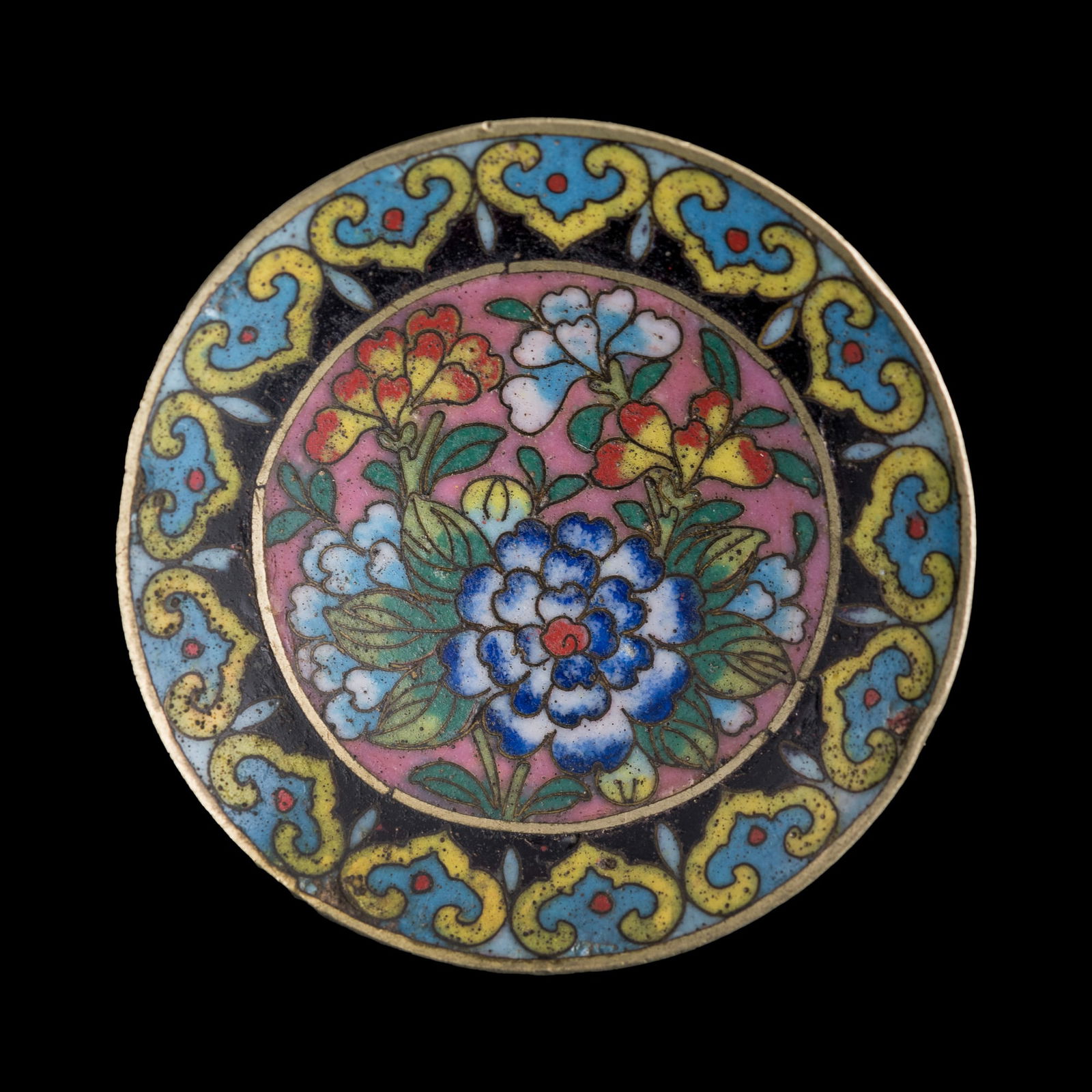 A Chinese cloisonne 'floral' snuff dish, Qing dynasty (1 of 4)