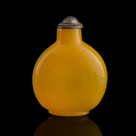 A Chinese yellow Peking glass snuff bottle, 18th century
