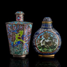A Chinese cloisonne and an enameled snuff bottle, Qing dynasty/Republic period