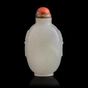 A Chinese white jade snuff bottle, 18th century