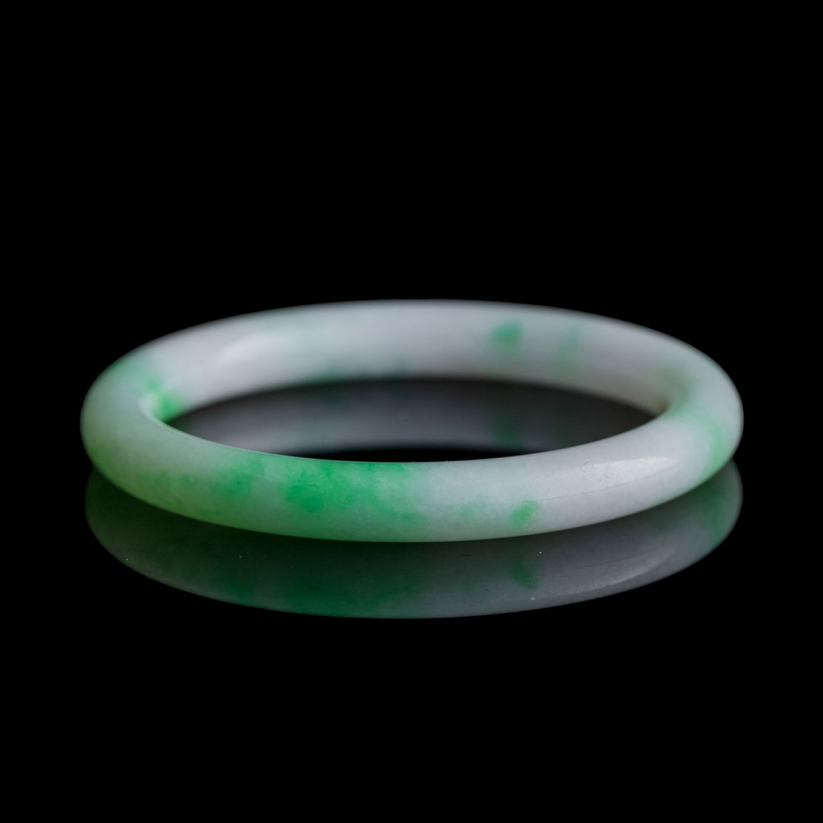 A Chinese jadeite bangle, Qing dynasty - 3
