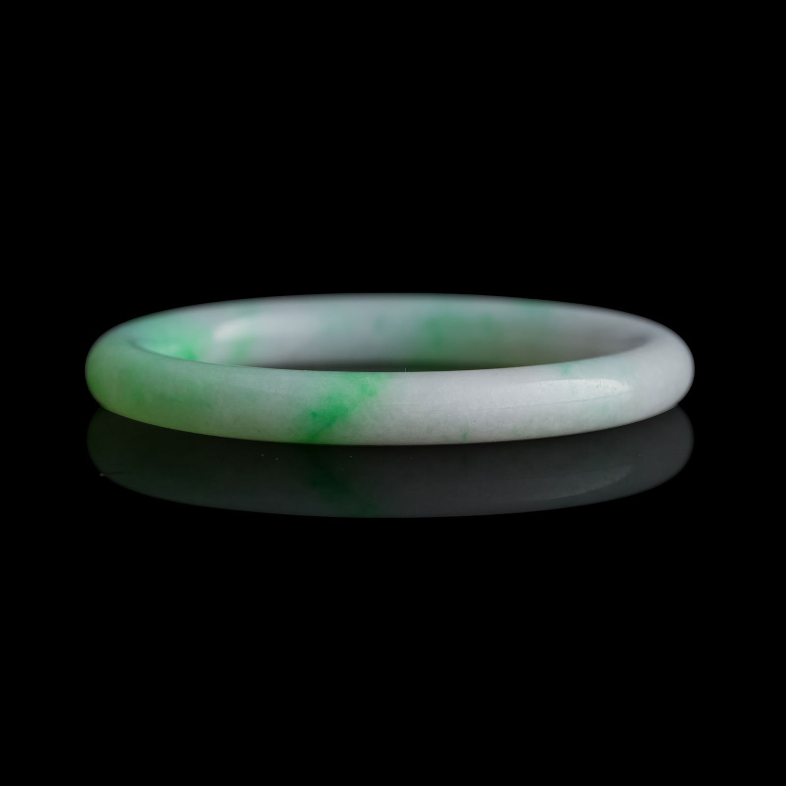 A Chinese jadeite bangle, Qing dynasty - 4