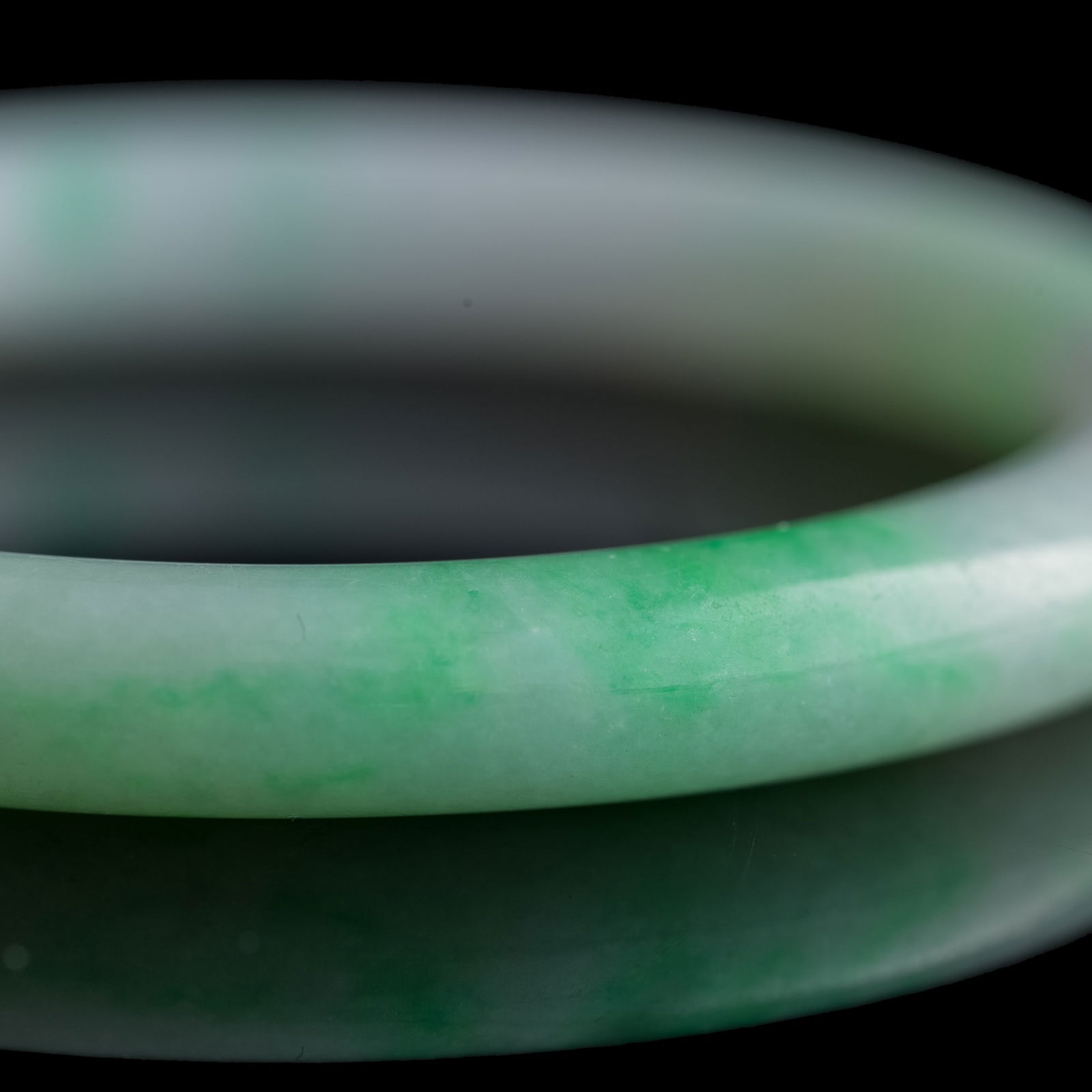 A Chinese jadeite bangle, Qing dynasty - 5