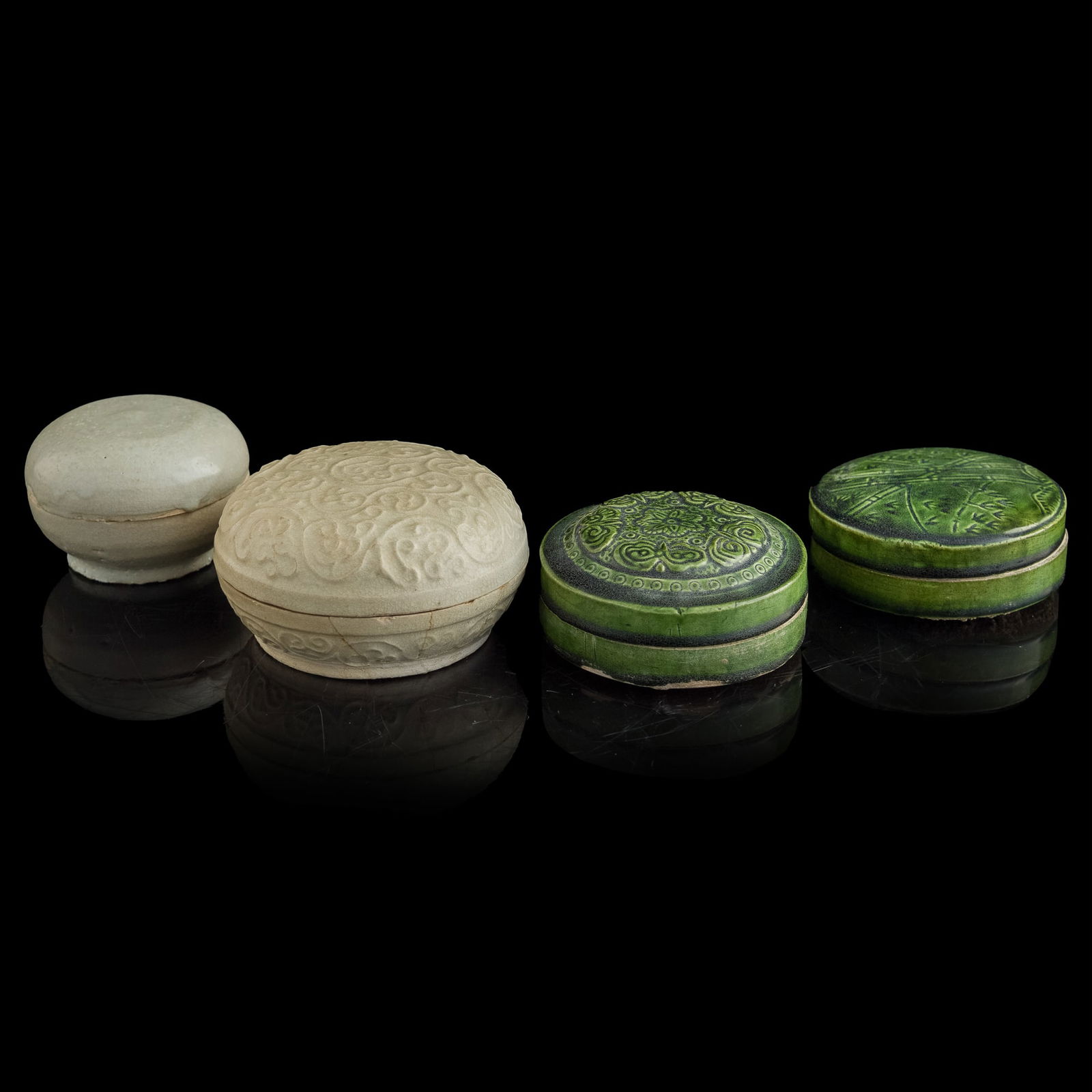 Four Chinese porcelain incense boxes, Song dynasty/Ming dynasty (1 of 7)