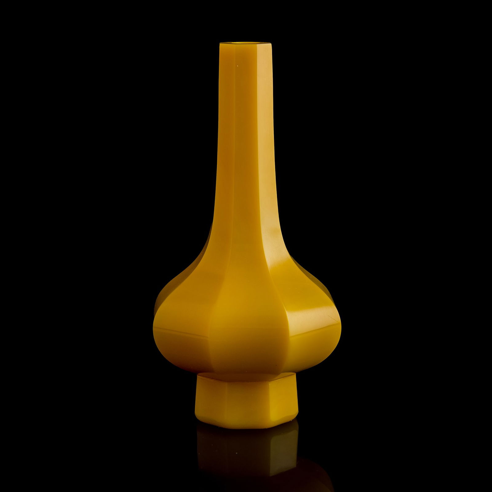 A Chinese yellow glass faceted vase, 18th/19th century (1 of 7)