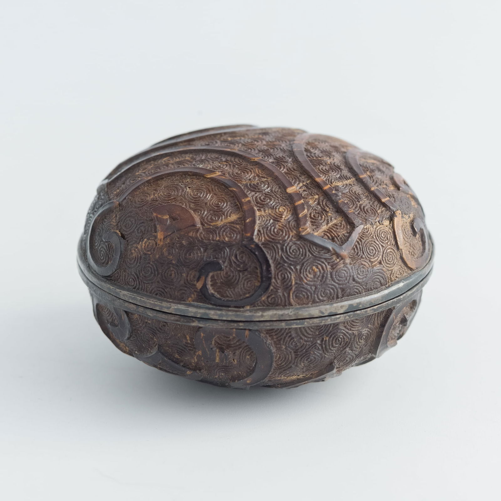 A Chinese carved coconut-shell incense box, 18th century (1 of 10)