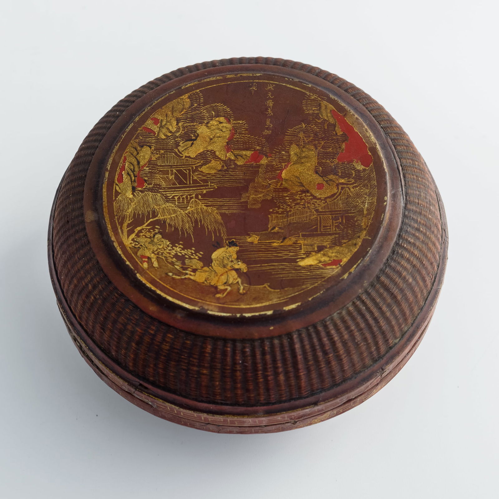 A Chinese gilt-lacquered bamboo-weaved box, 17th/18th century (1 of 9)