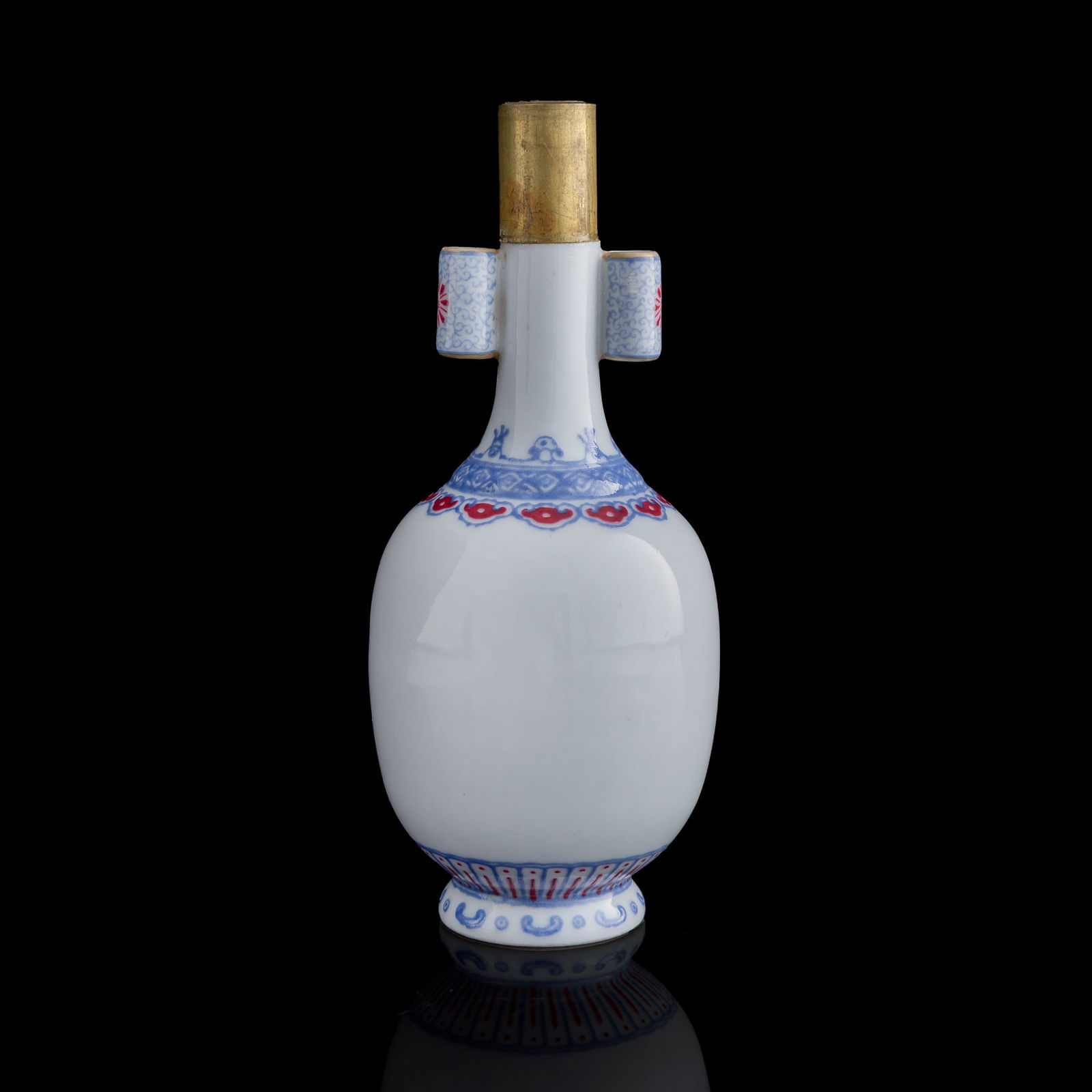 A Chinese enameled vase with tubular handles, 18th century (1 of 8)