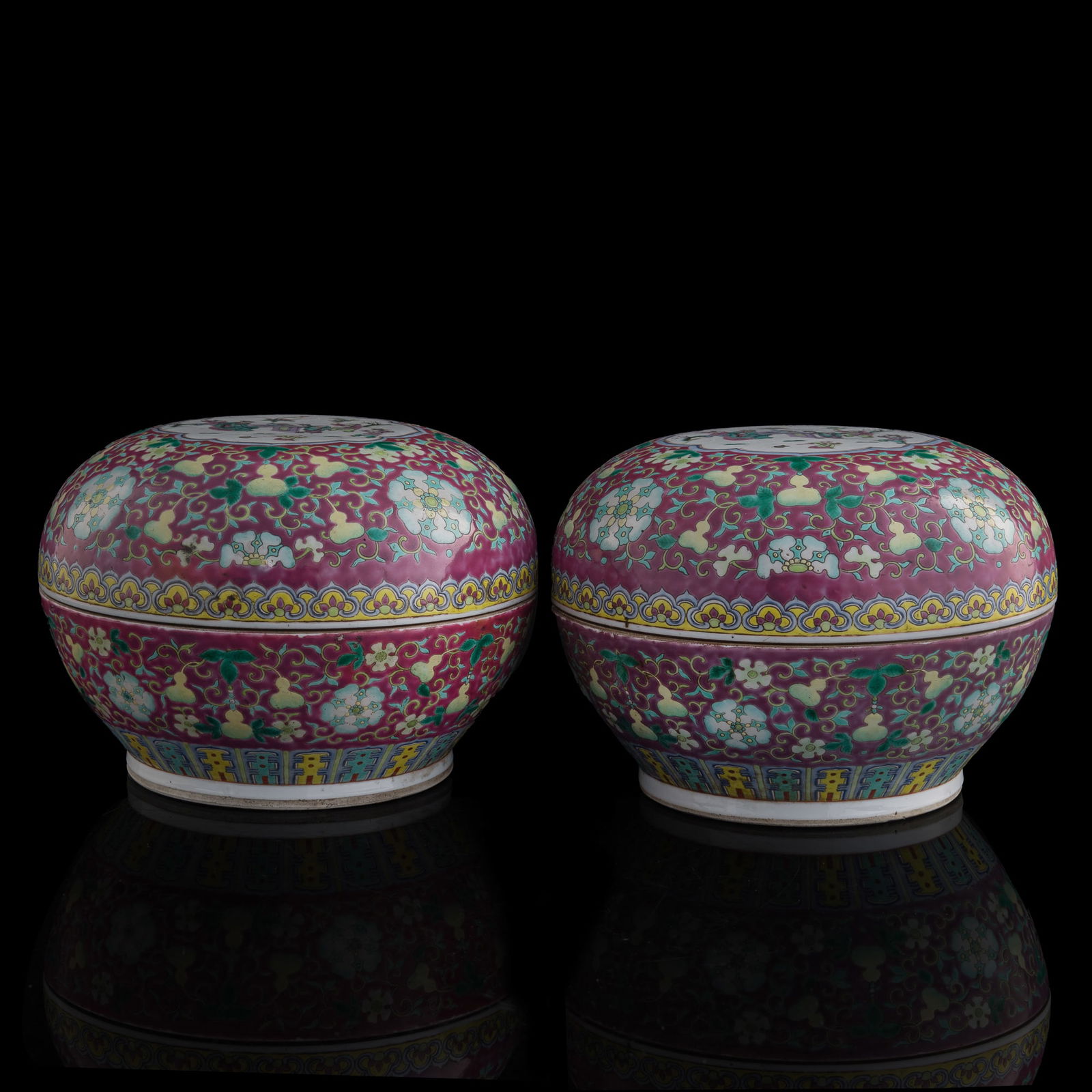A pair of Chinese famille rose circular covered boxes, late 19th century (1 of 16)