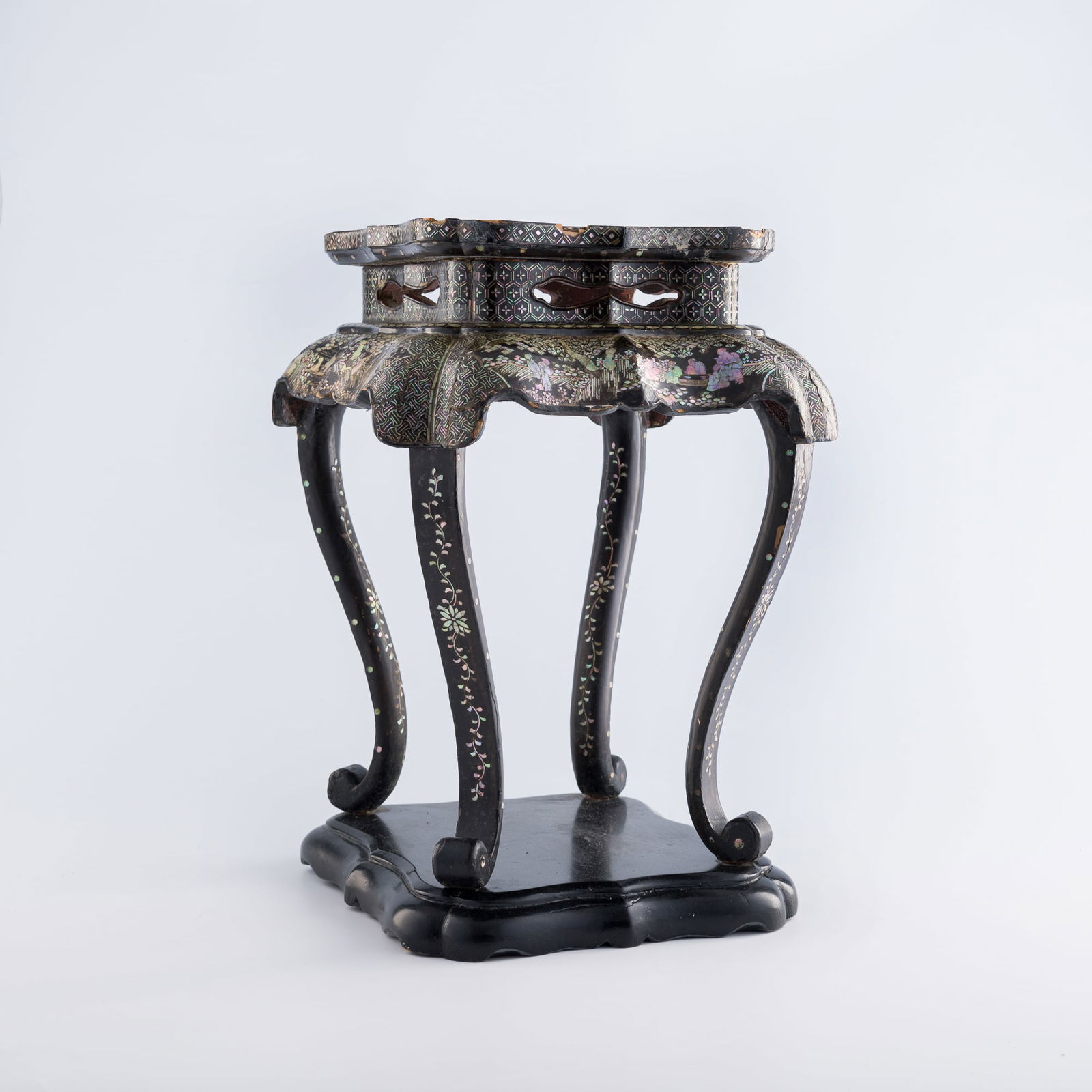 A Chinese black lacquer stand with mother-of -pearl inlay, 17th/18th century (1 of 10)