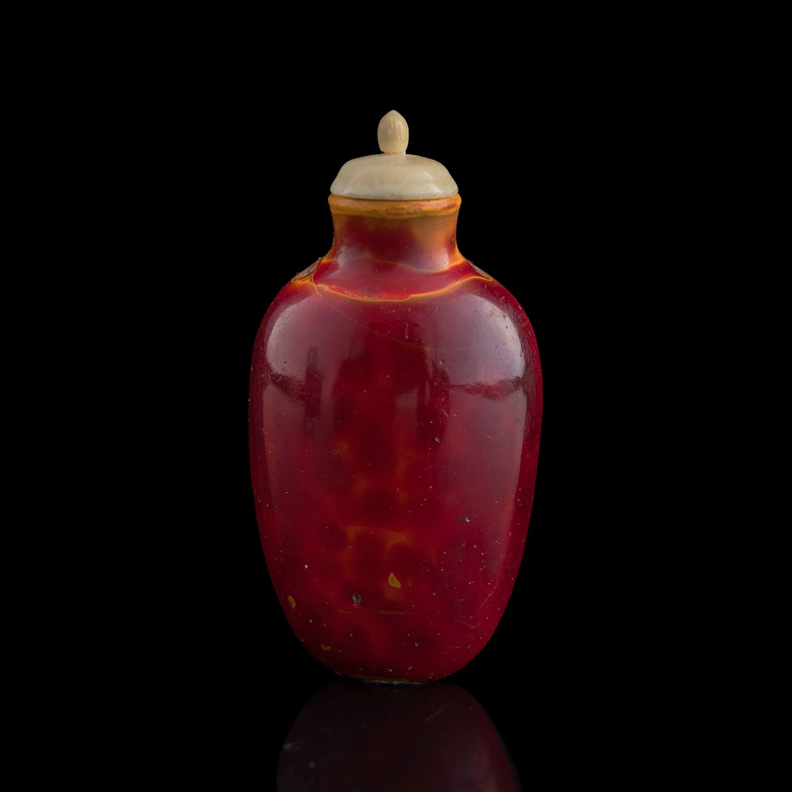A Chinese glass imitating amber snuff bottle, 18th/19th century (1 of 10)
