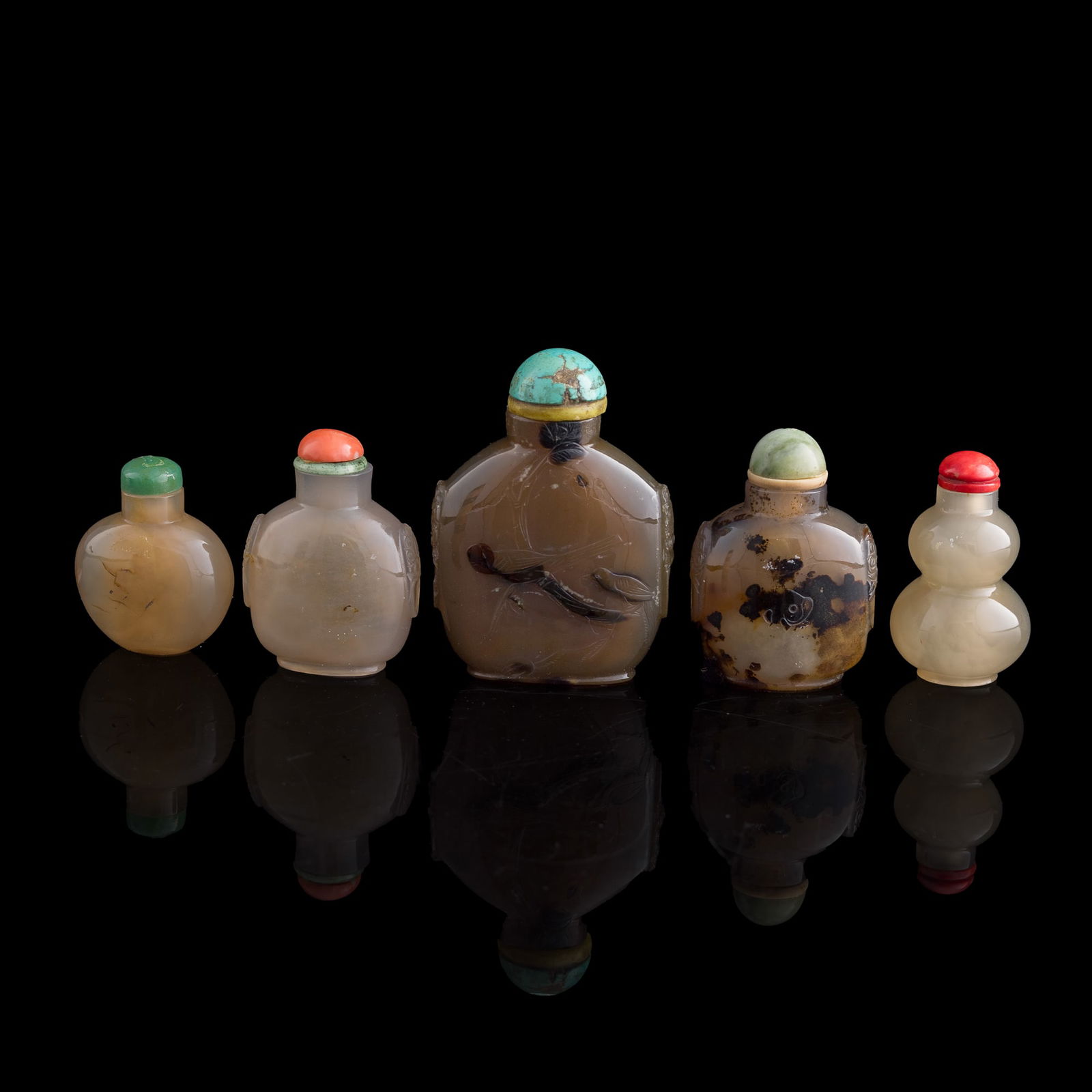 Five Chinese agate snuff bottles, 18th/19th century (1 of 14)