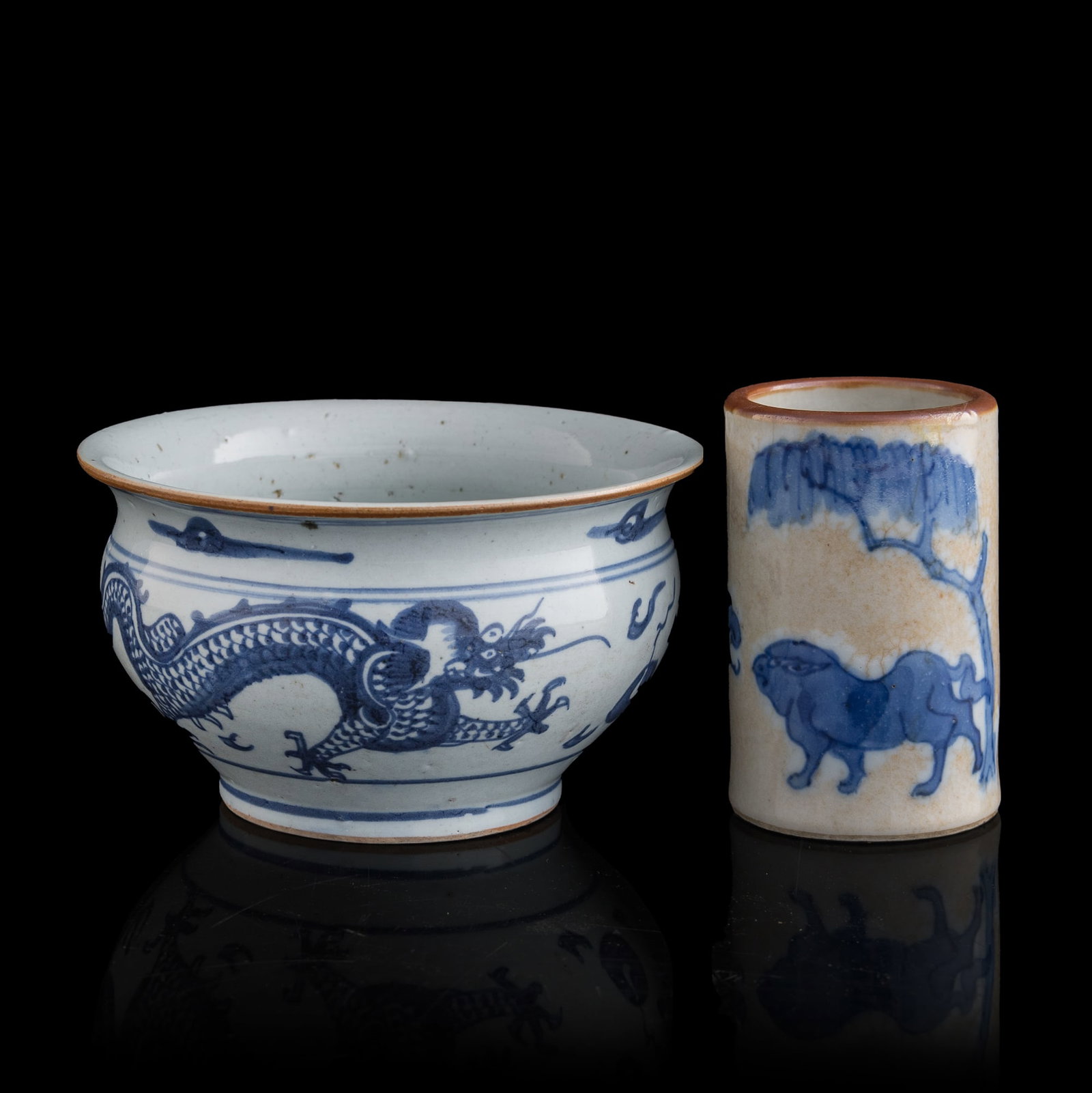 A Chinese blue and white brush pot and a censer, 18th/19th century (1 of 9)