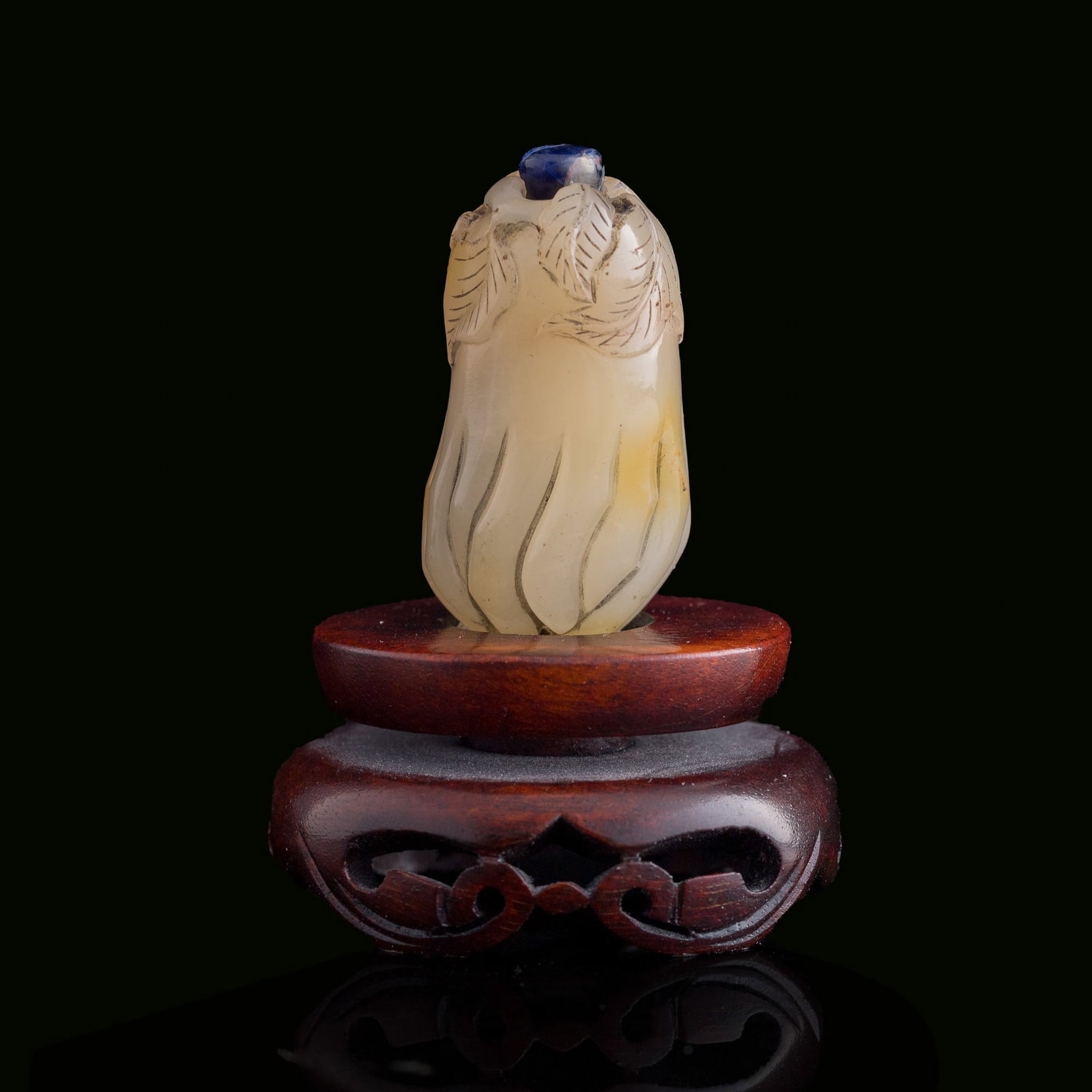 A Chinese agate 'Buddha’s hand citron'-form snuff bottle, 19th century (1 of 9)