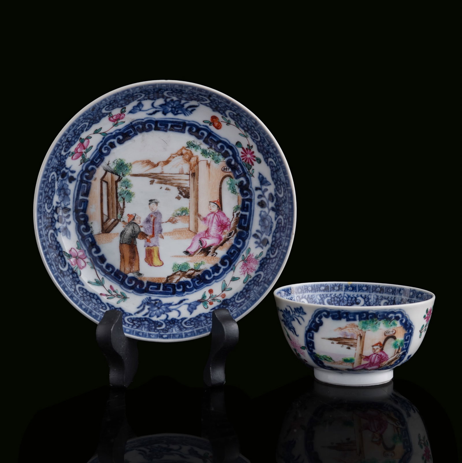 A Chinese blue and enamel export dish and a cup, late 18th century (1 of 7)