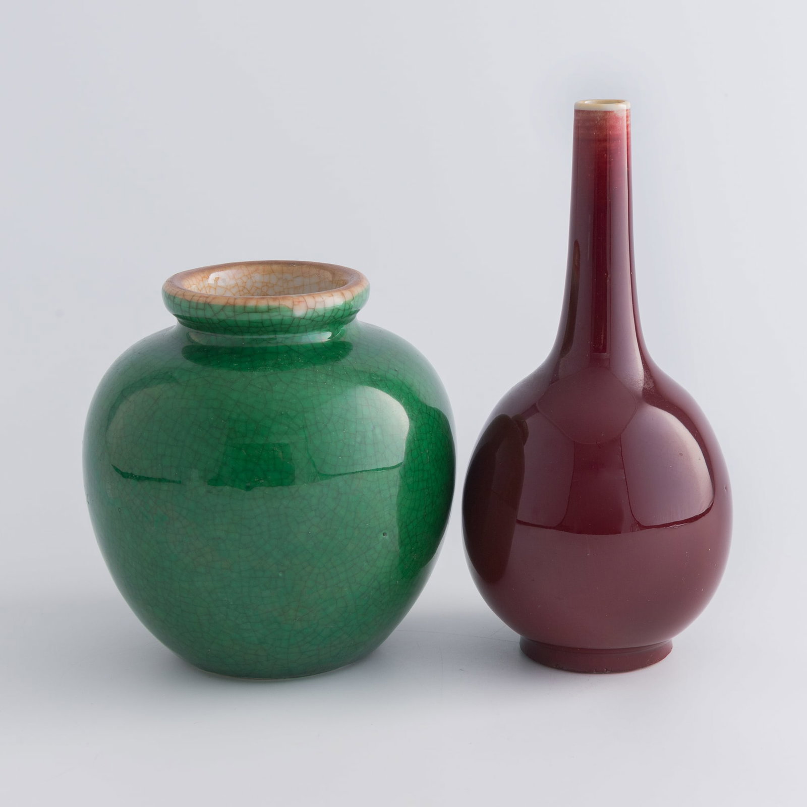 A Chinese green Ge-type jar and a red-glazed dan vase, 19th century (1 of 8)