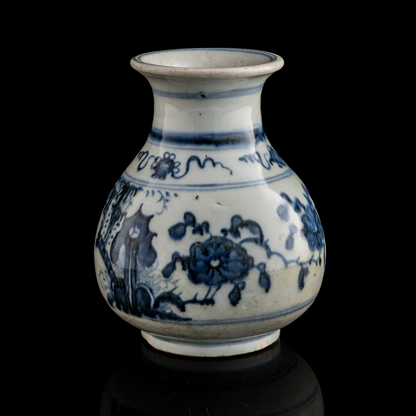 A Chinese blue and white pipa-shaped vase, 17th century: A Chinese blue and white pipa-shaped vase 17th century Sold with a brocade box and two receipts. H: 8 5/8, Dia: 6 3/4 in. (H: 21.9, Dia: 17.1 cm.) Private collection, San Francisco, California.