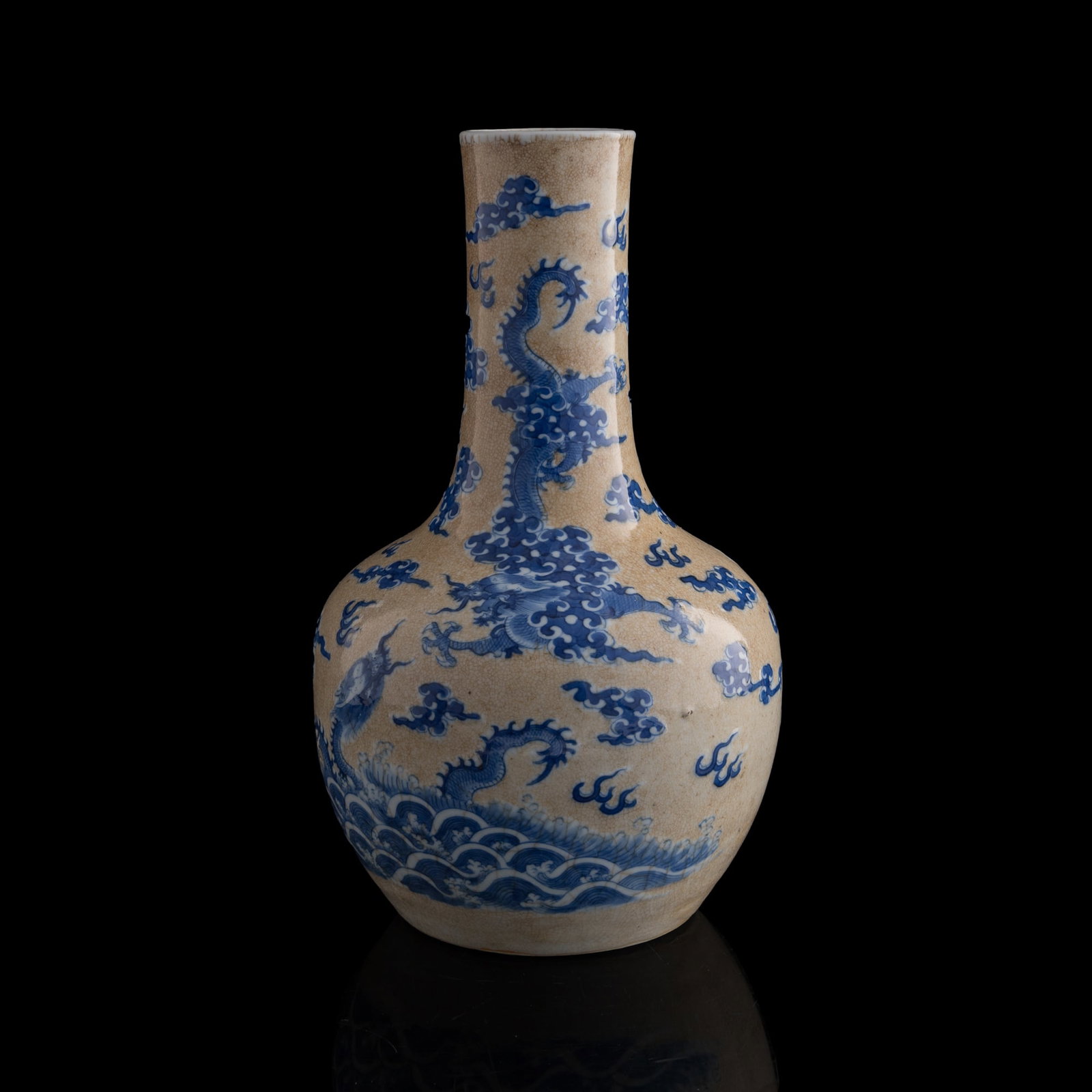 A Chinese ge-ground blue and white tianqiu vase, 19th century (1 of 10)