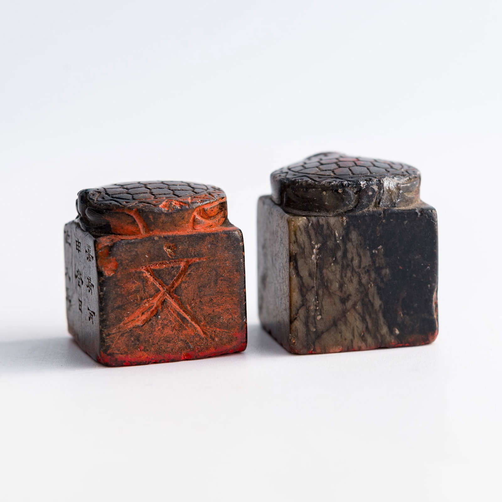 Two Chinese jade tortoise-knop seals, attributed to Wen Peng, Ming dynasty: Two Chinese jade tortoise-knop seals attributed to Wen Peng, Ming dynasty Each carved to one side with a "Wen Peng" signature, one bearing an inscription dated 1552 and the other dated 1536; each with