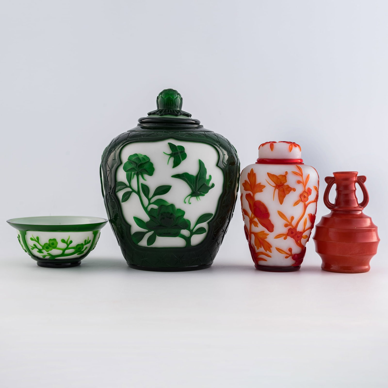 Four Chinese assorted glassware pieces, Republic period or later (1 of 11)