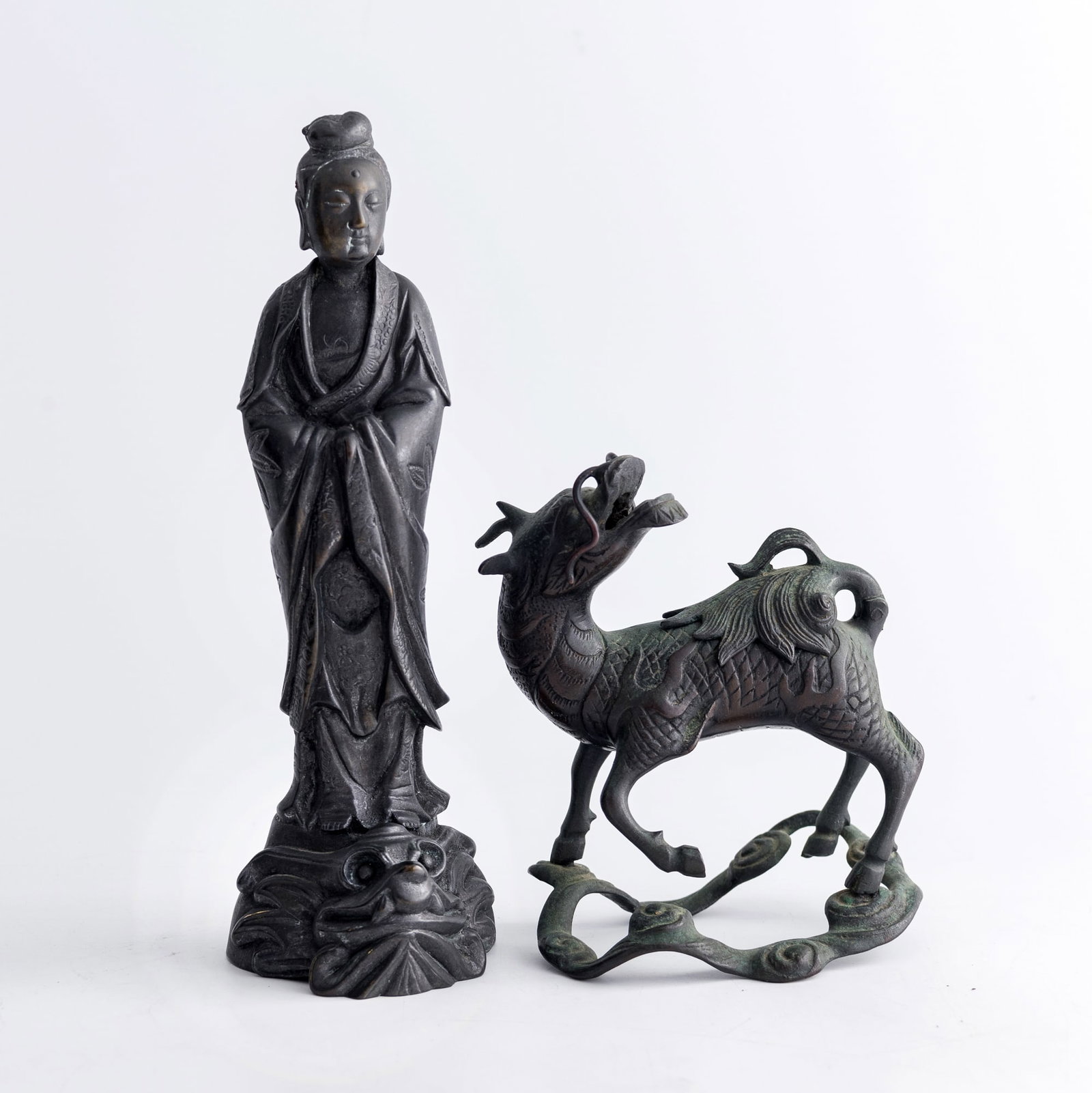 A Chinese bronze figure of Guanyin and a bronze qilin, Ming/Qing dynasty (1 of 10)