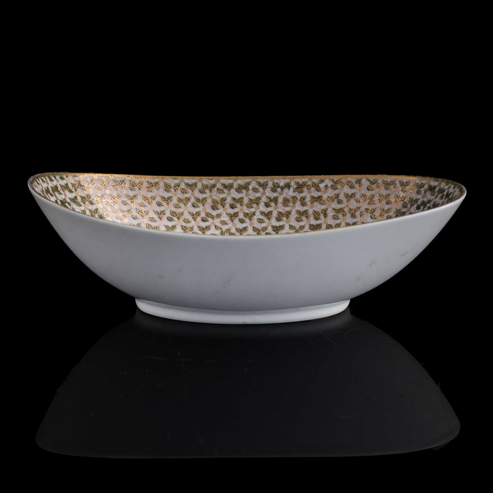 A Japanese Kutani ware oval bowl: A Japanese Kutani ware oval bowl With "jiu gu" (Kutani) mark to underside. H: 3, W: 10, D: 6 3/4 in. (H: 7.6, W: 25.4, D: 17.1 cm.) Private collection, Purcellville, Virginia.