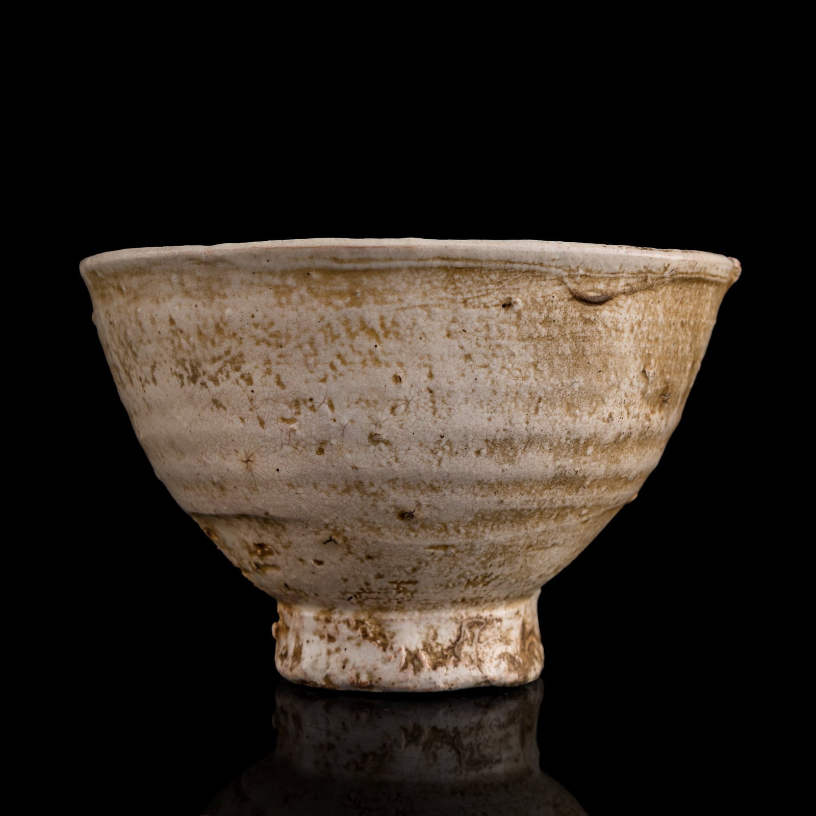 A Japanese porcelain bowl, early Edo period (1 of 8)