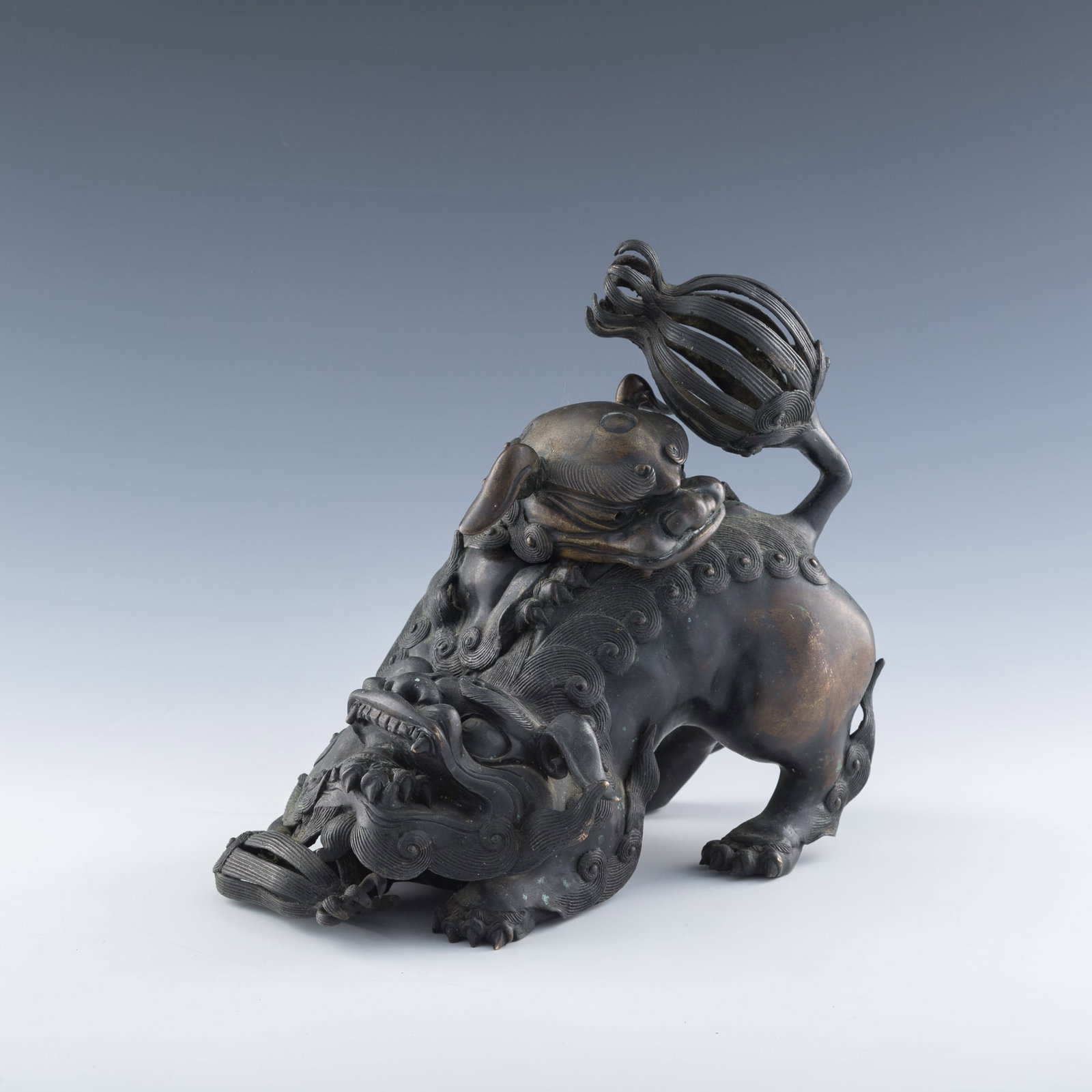 A Chinese bronze figure of lion and cub, 18th century (1 of 9)