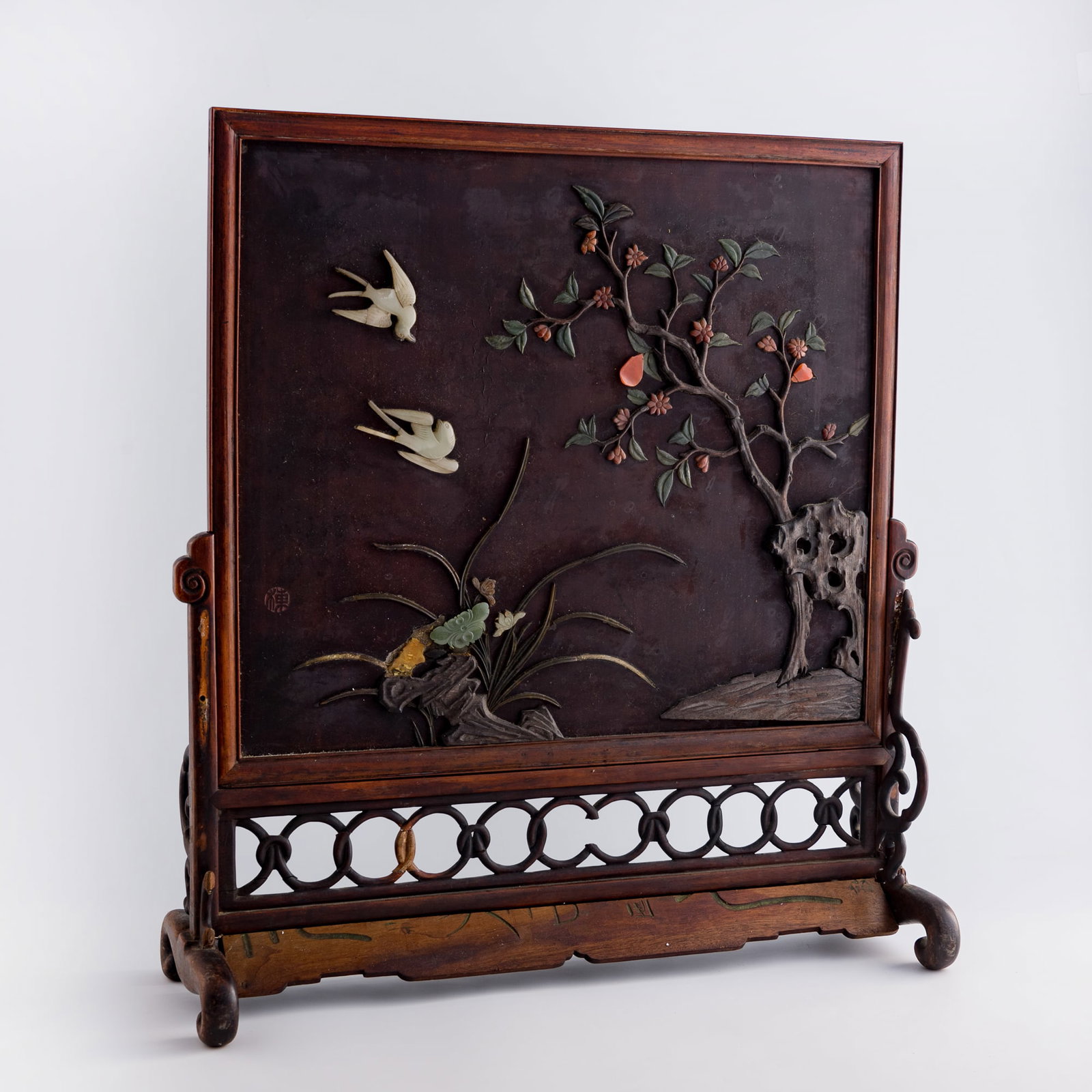 A Chinese hardstone-inlaid 'flower and bird' table screen, early 19th century (1 of 9)