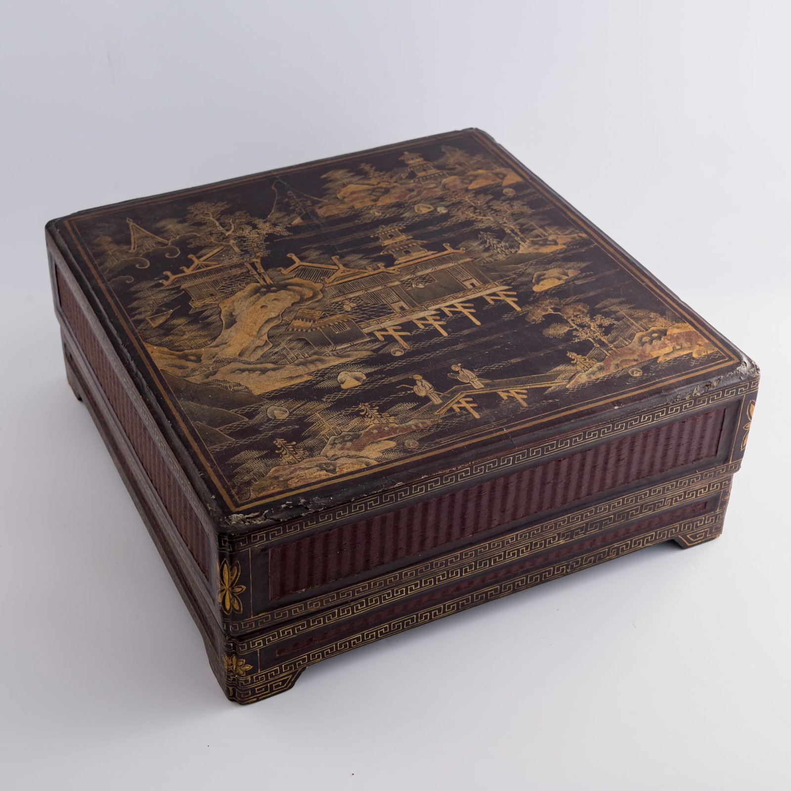 A Chinese gilt-decorated lacquer box, early 19th century (1 of 10)
