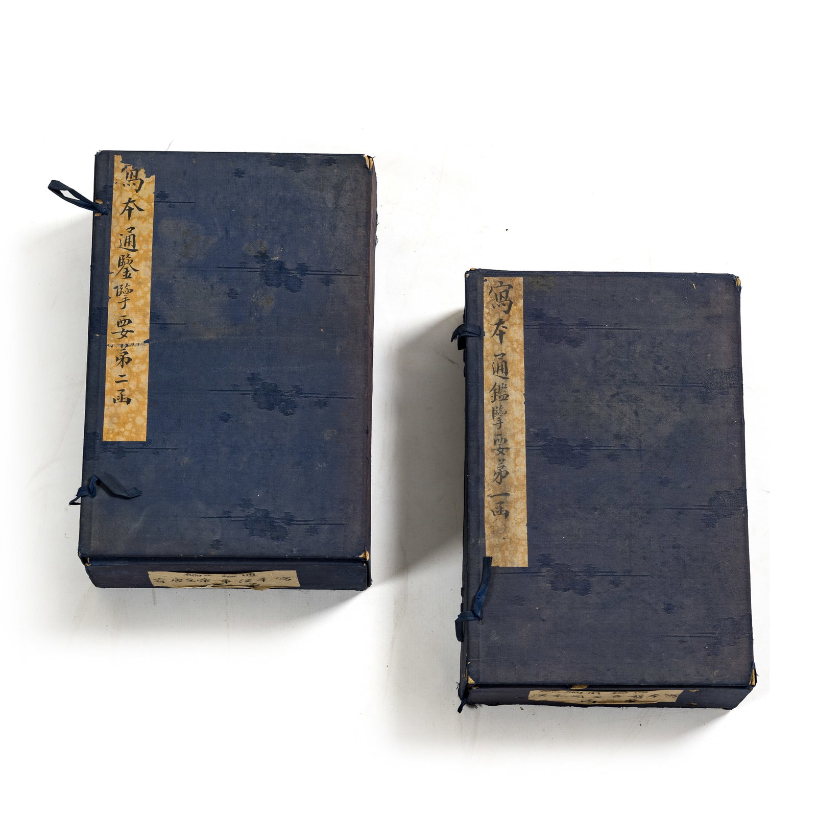 Fourteen Chinese manuscript volumes of Tongjian Xueyao in two cases, Qing dynasty (1 of 13)