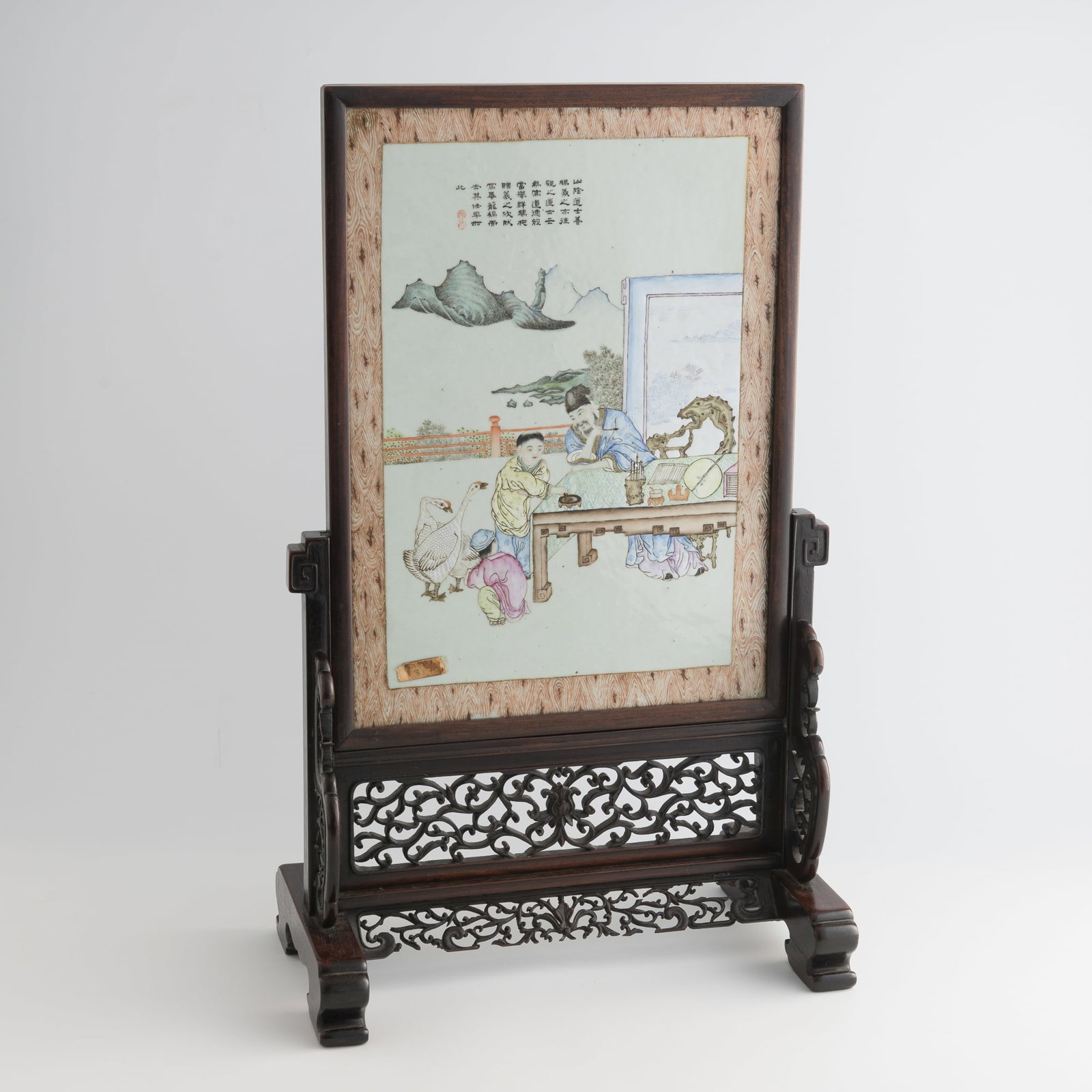 A Chinese wood-grain-glazed and famille rose porcelain plaque table screen, Republic period (1 of 11)