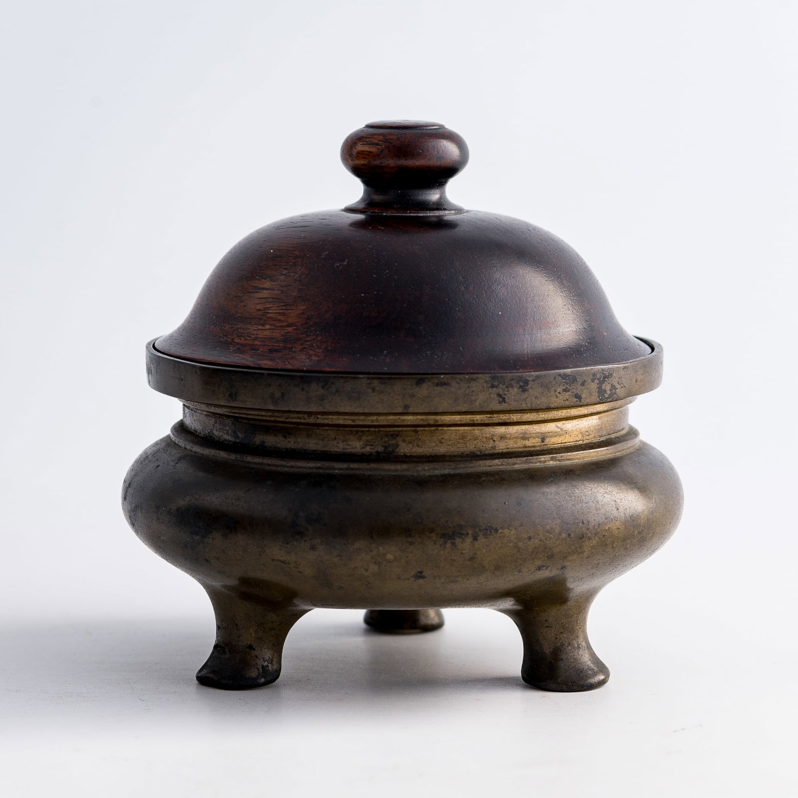 A Chinese bronze li-form censer, 18th century - 4